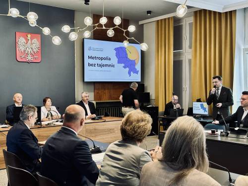 Grupa radnych i zaproszeni goście
