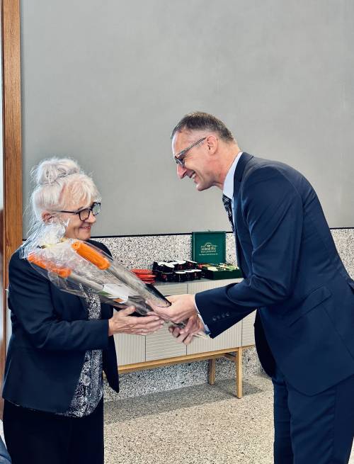 Burmistrz Pruszcza Gdańskiego wręcza starszej pani sprzęt ogrodowy