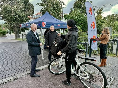 Dwóch mężczyzn i rowerzysta stoją przy mostku