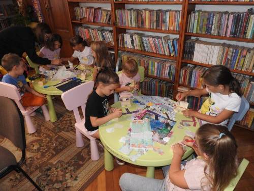 Zdjęcie przedstawia aktywności podczas sierpniowych zajęć w bibliotece