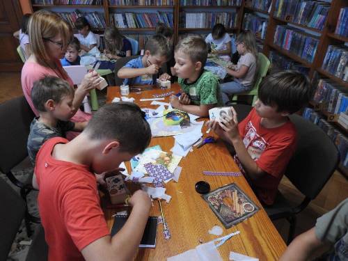 Zdjęcie przedstawia aktywności podczas sierpniowych zajęć w bibliotece