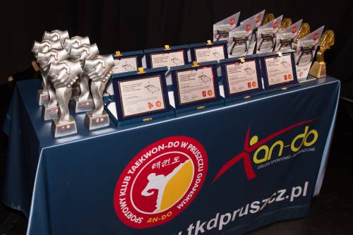 Zdjęcie przedstawia uroczystość z okazji 15-lecia klubu Taekwon-do AN-DO z Pruszcza Gdańskiego