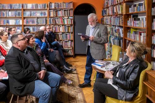 Zdjęcie przedstawia spotkanie dotyczące trzeciej części książki Historia Powiatu Gdańskiego w pytaniach w Powiatowej i Miejskiej Bibliotece w Pruszczu Gdańskim