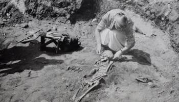 Antropolog przy pomiarach szkieletu z okresu rzymskiego, badania 1985 r. (fot. Muzeum Archeologiczne w Gdańsku)