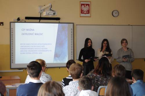 Uczestniczki podczas prezentacji swojego projektu badawczego w II Miejskim Konkursie Ekologicznym organizowanym w SP4