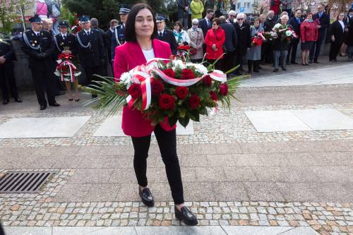 Delegacja składa kwiaty pod pomnikiem Nike na Placu Jana Pawła II w Pruszczu gdańskim