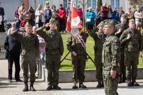 Uroczyste obchody 3 maja wraz z udziałem wojska na placu Jana Pawła II w Pruszczu gdańskim