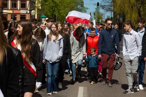 Uczestnicy przemarszu 3 majowego ulicami miasta Pruszcz Gdański.
